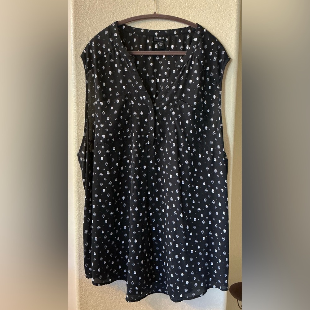 torrid Black Sleeveless V-Neck Skull Print Top